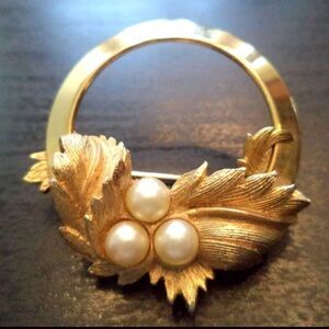 Vintage Sarah Coventry Signed Gold Tone Circle Brooch Pin Leaf with Faux Pearls